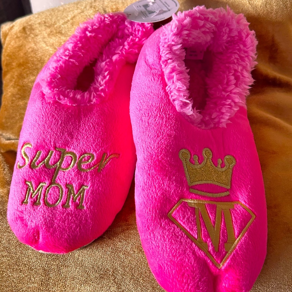 SNOOZIES Super mom Pink sleepers
Size M 7/8